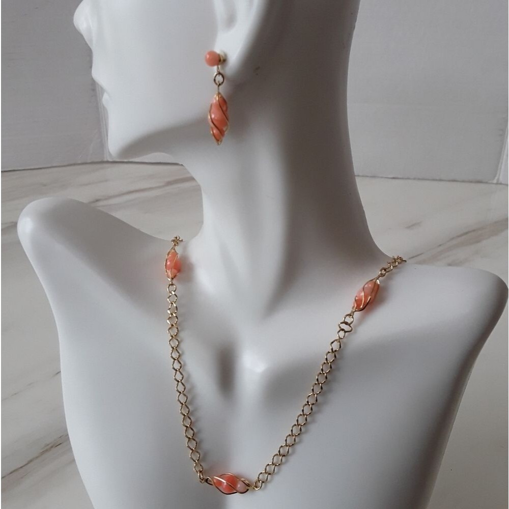 VTG 1987 AVON DELICATE CAPTURED FAUX CORAL BEADED NECKLACE EARRING SET